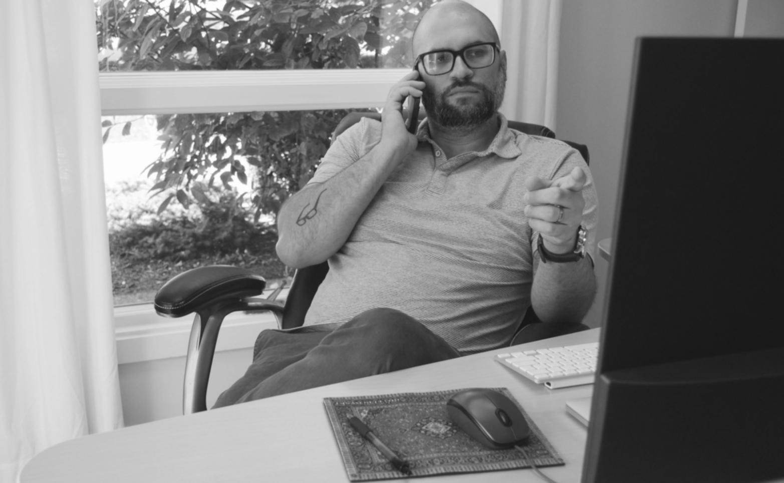 Estudiantes trabajando en estrategias de SEO para comercio electrónico