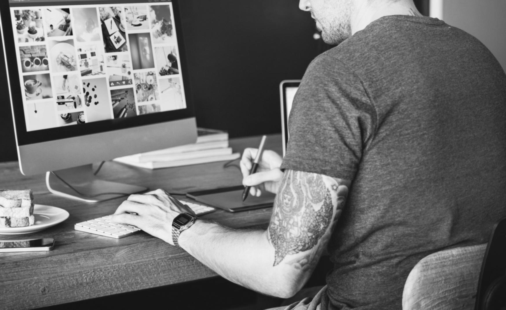 Espacio de trabajo digital con herramientas de análisis SEO